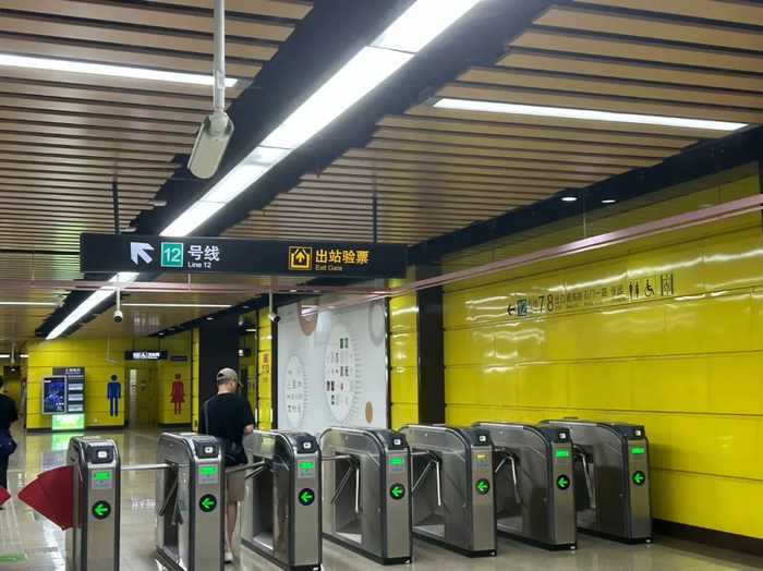 13号线南京西路站厅内的出站换乘标识