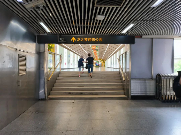 地铁站通往龙之梦的通道要通过一段八级的阶梯 本文图片均为“金海岸”微信公众号 图