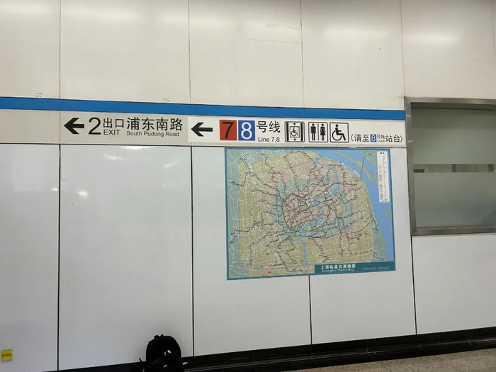 8号线耀华路站出站检票口前方的标识