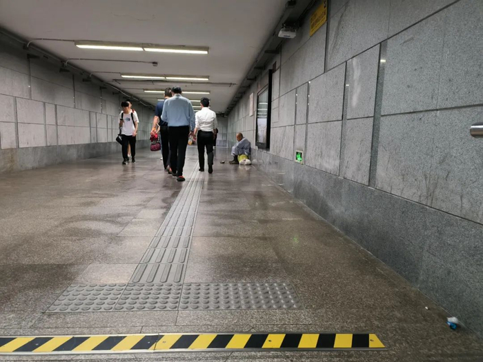 徐家汇站1号口的乞讨者