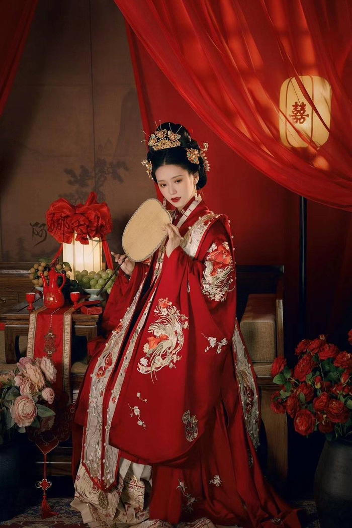 2003年,民间人士王乐天把汉民族的传统服饰穿上了大街,引起了国内各界