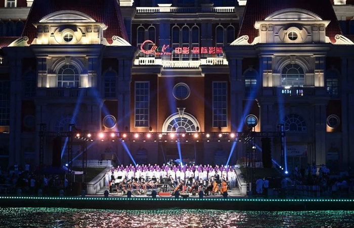 6月22日，一场音乐会在天津海河津湾广场附近举行。新华社记者 赵子硕 摄