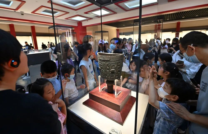 6月23日，小朋友们在天津博物馆观看展品。新华社记者 李然 摄