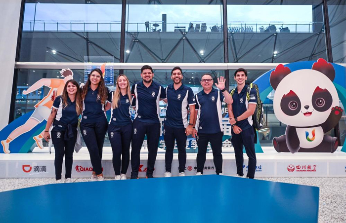 　　7月17日，首批抵蓉的巴西代表团成员在成都天府国际机场合影留念。新华社记者 胥冰洁 摄