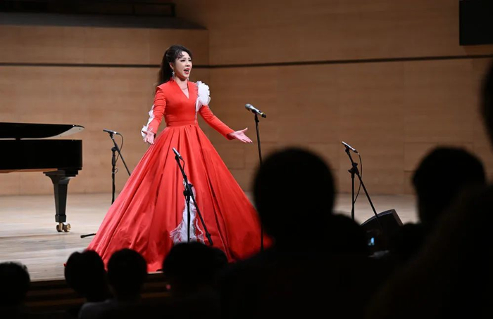7月1日，天津歌舞剧院演员陈姝在天津大剧院演唱歌剧作品。新华社记者 赵子硕 摄