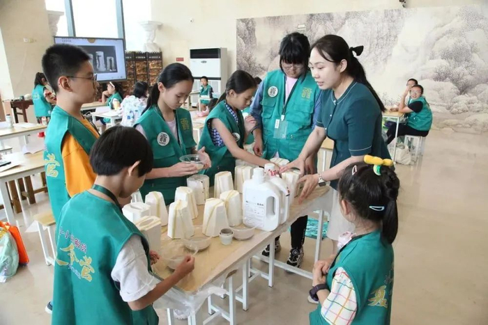 7月18日，天津博物馆社教老师带领小朋友们体验青铜器制作工艺。（受访者供图）