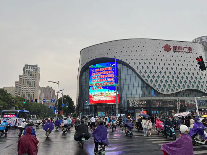 如今的人民商场已是石家庄城中最繁华的新百广场的中心地标之一。