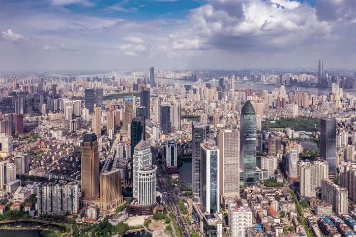 △建设大道与武汉“华尔街”    图源：玩摄堂