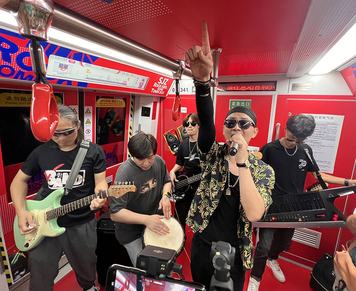 7月22日下午，对伴乐队在石家庄地铁1号线摇滚主题车厢内快闪演出。