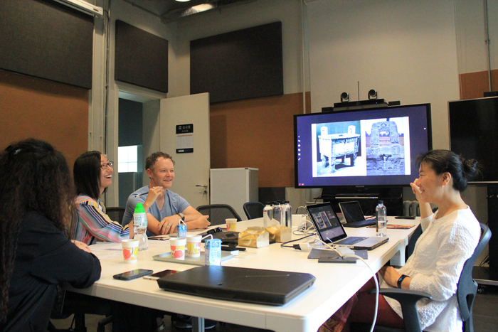 蒙柯卓兰（左）同音乐创作团队开会