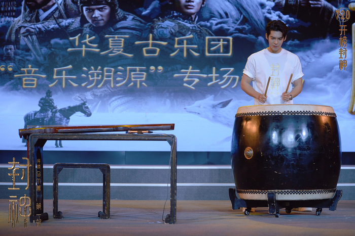 《封神第一部》主演于适（饰姬发）展示鼓乐培训成果