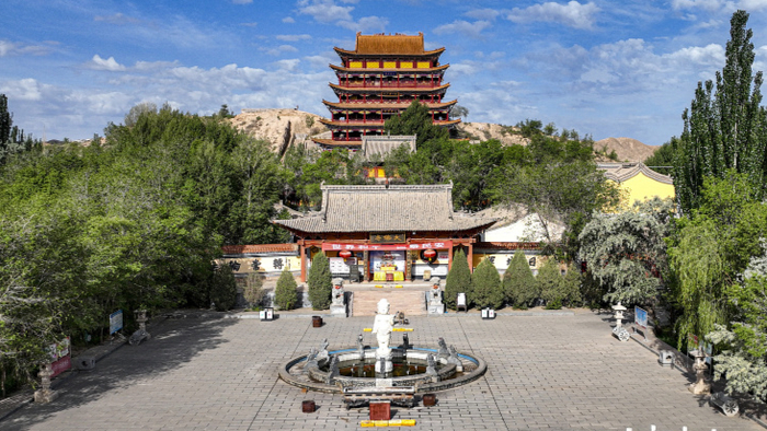 甘肃山丹大佛寺发生火灾,佛像被大火包围|甘肃省|大佛寺_新浪新闻