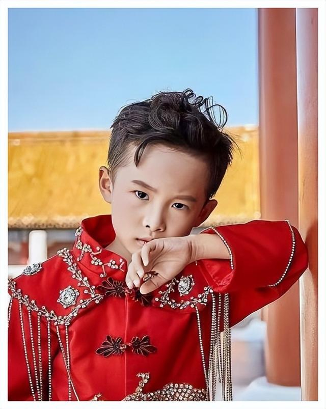 在易烊昱华很小的时候,她便开始寻找小儿子的兴趣点.