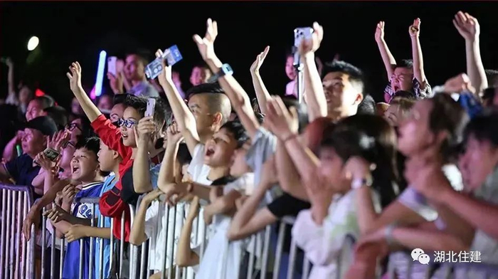 “鲟龙之夜”鲟龙水街第一届电音文化节现场氛围火热。（图源 青春宜都）