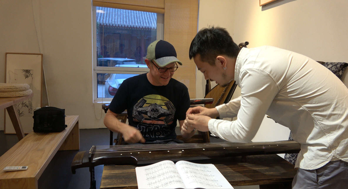 高迪·哈博尝试弹奏古筝