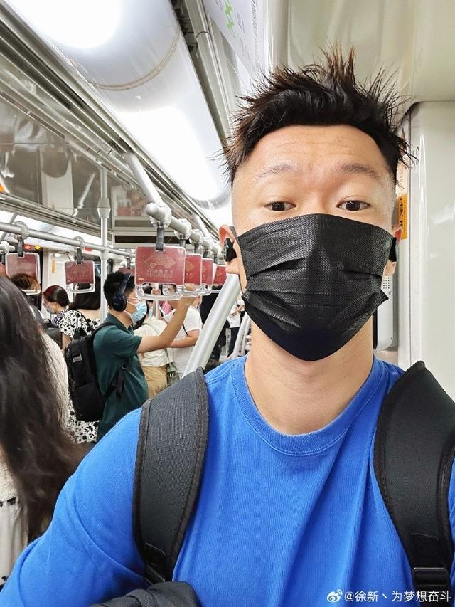 地铁内的自拍并配文:"低碳出行,主打一个环保751501"此前傅欢在