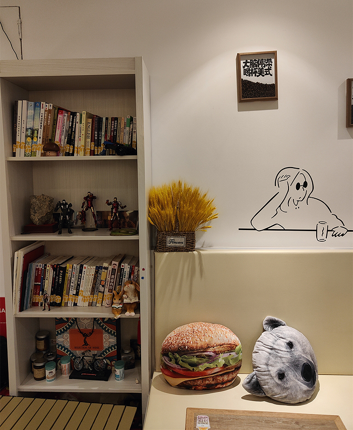 苏雅咖啡馆中的一角。图源：丹木 摄