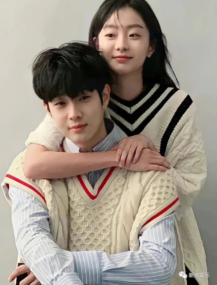 我一直以为猫狗cp是真的女友疑似是ig网红博主,曾和jennie,朴叙俊女友