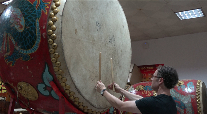 高迪·哈博击鼓