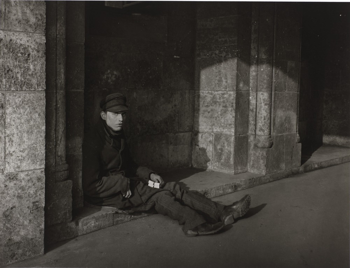 奧古斯特·桑德，《火柴小贩》，1927年，银盐冲印照片