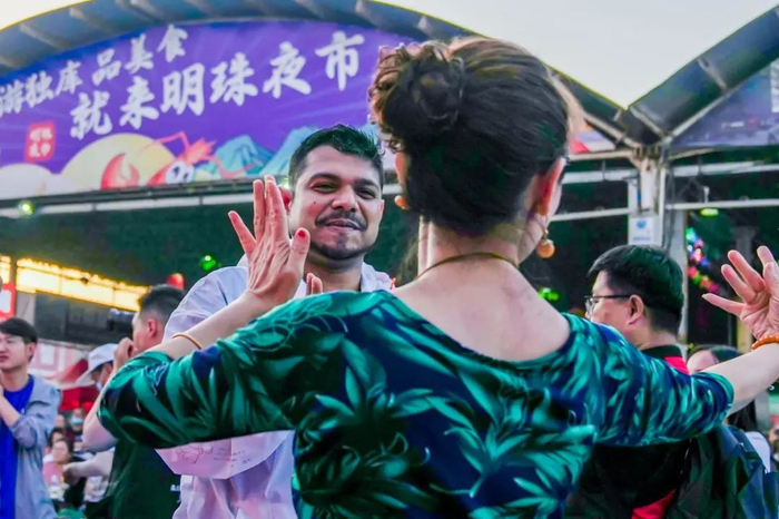 孟加拉网络达人周凯比与当地人同跳民族舞蹈
