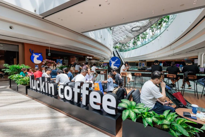 瑞幸咖啡大师门店新加坡樟宜机场开业