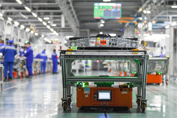 在上汽时代动力电池系统有限公司车间，一辆运输车在运送安装完成的动力电池系统件。新华社记者李博 摄