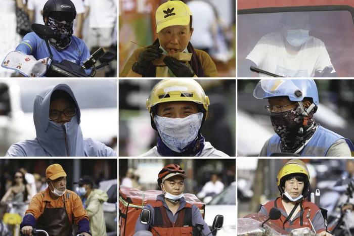  7月1日下午，北京三里屯街头的户外劳动者们。当日，北京最高气温达39摄氏度。本刊记者  吴凡  摄