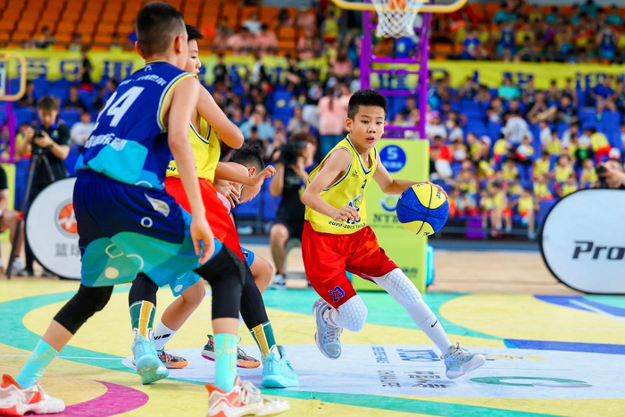 宫腾文（右）的偶像是郭艾伦。  主办方供图