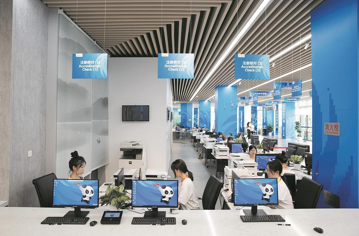     大运村欢迎中心 本报资料图片