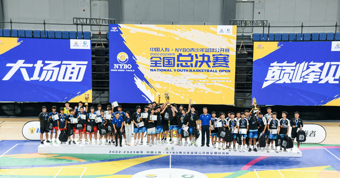 获奖队伍登上领奖台。  主办方供图