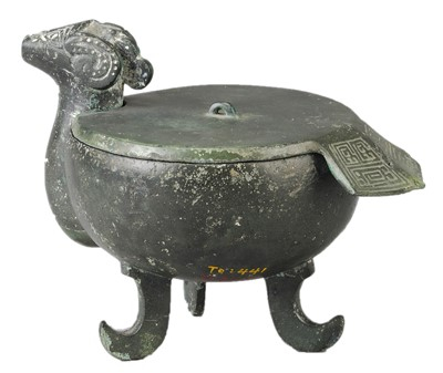 　　春秋三足羊首铜尊。安徽楚文化博物馆供图