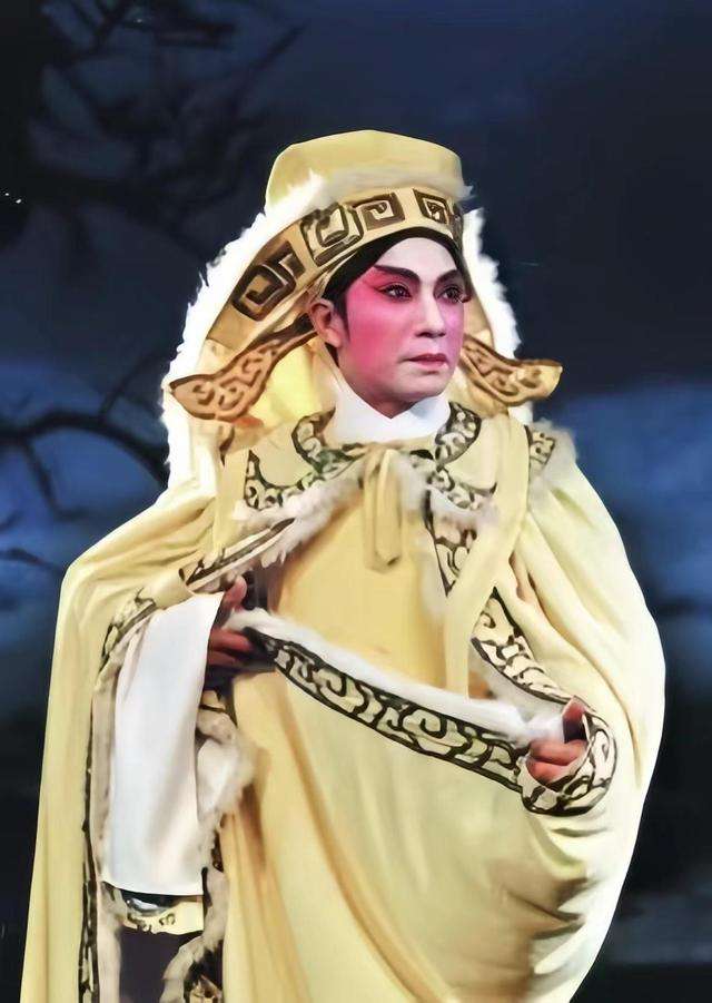 罗家宝虾腔传承人梁耀安为戏迷讲解虾腔名曲