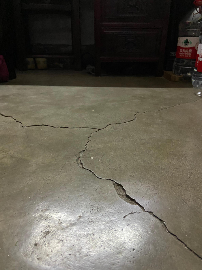 15号吴阿姨家地坪开裂。澎湃新闻记者 陈悦 摄