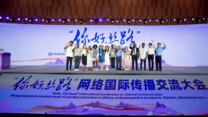 “你好，丝路”中外网络达人合影