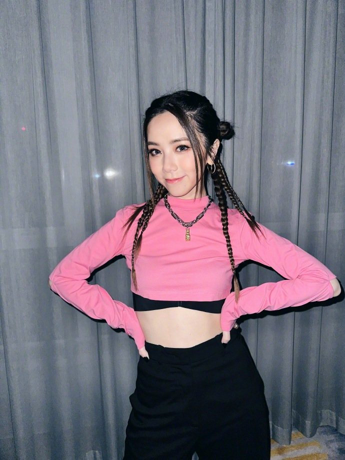 邓紫棋y2k编发造型来啦!粉色的姐姐今天也是魅力爆棚!