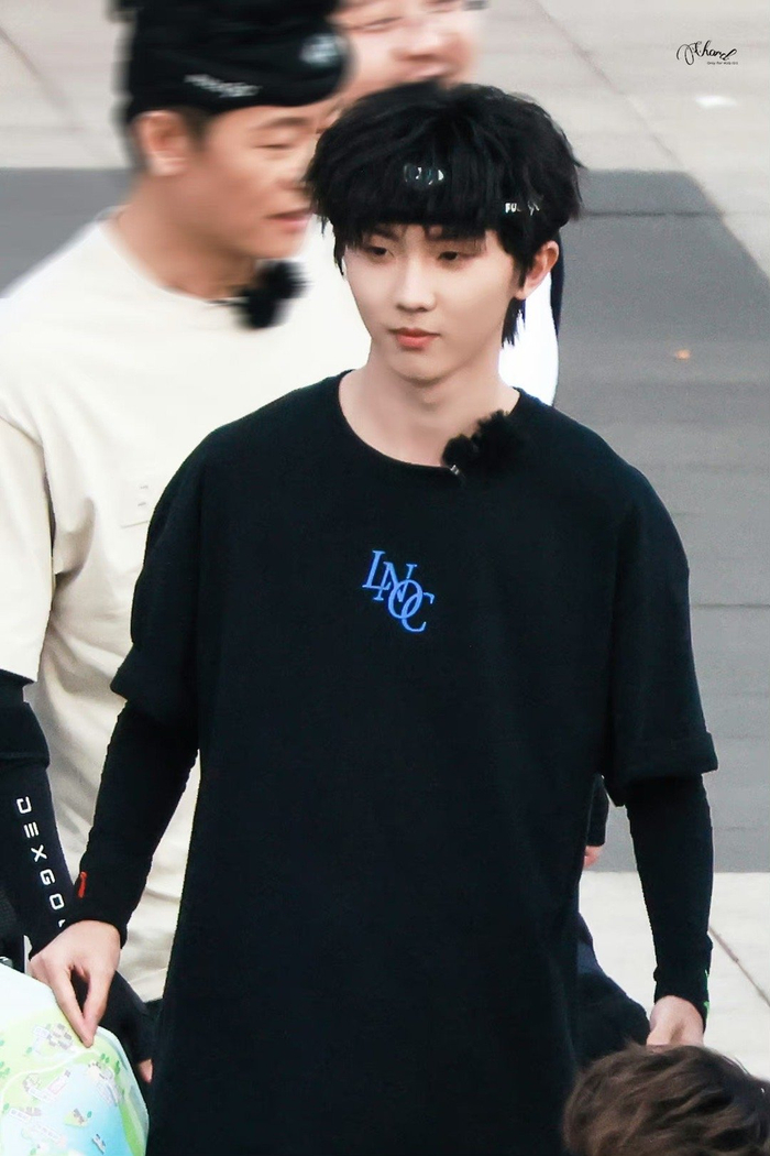 你的头发已经跑炸毛啦,尊嘟太可爱了!|马嘉祺_新浪新闻