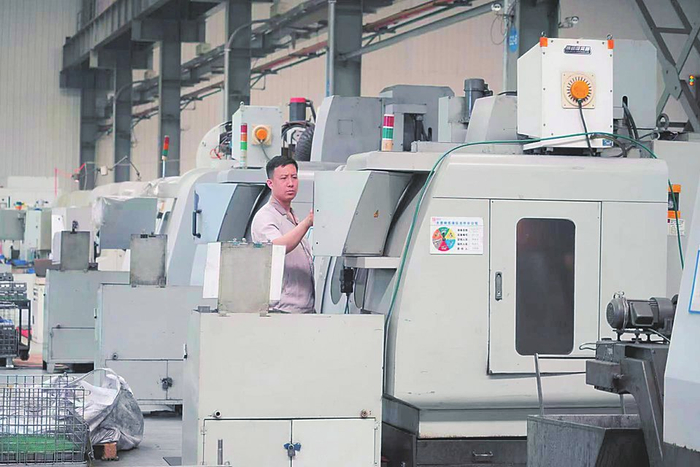 在太重榆液生产车间，工人师傅正在操控现代化数控机床加工新产品零件。 本报记者郝光明摄
