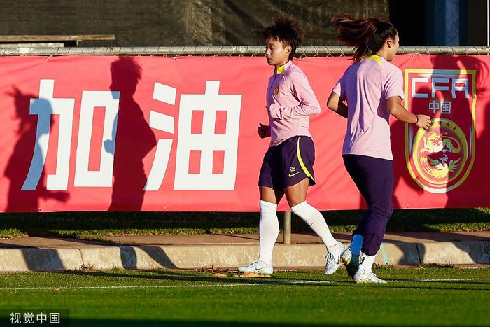 中國女足在訓練中。