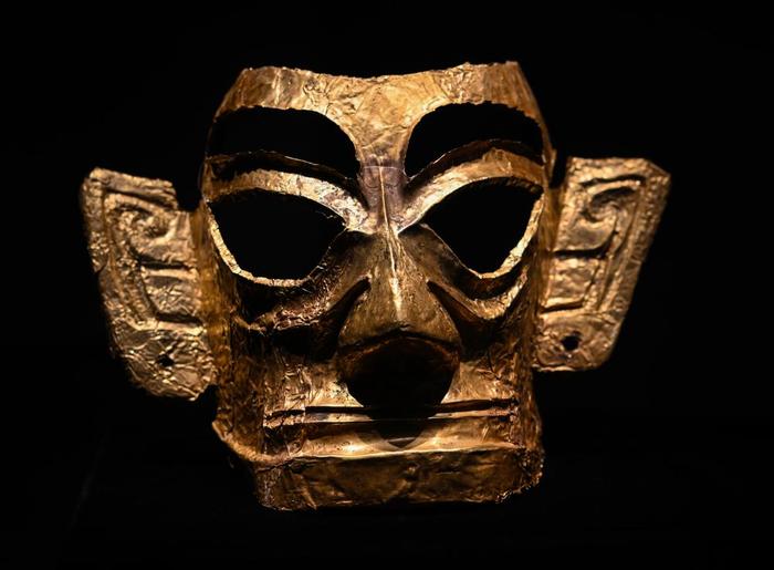 　　这是日前在三星堆博物馆新馆拍摄的新展出的金面具。新华社记者 王曦 摄