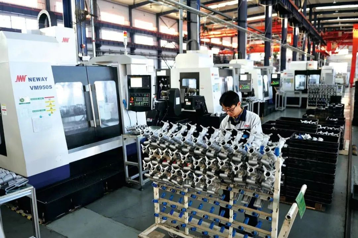在北方重工汽车转向系统分厂的加工车间，工人在使用数控加工中心加工铝合金柱管零件。孙奇 摄