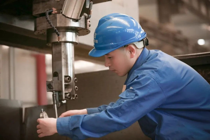 车间实现数字化改造后，马长好有了更多时间研究问题和发明创新。赵晨 摄