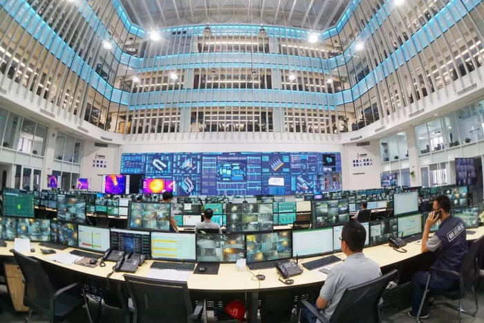 抚顺新钢铁智造中心集控大厅内，100平方米的智慧屏幕上汇集了3万余项数据，负责远程操控的员工只有几十位。 受访者供图