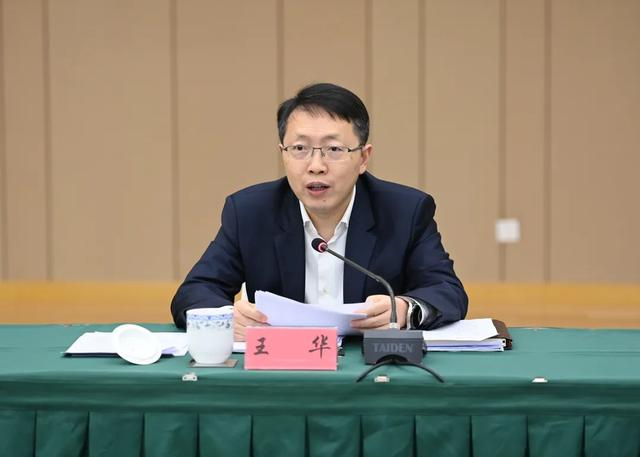 努力跑出好成绩交出好答卷区委季度工作会议举行区委