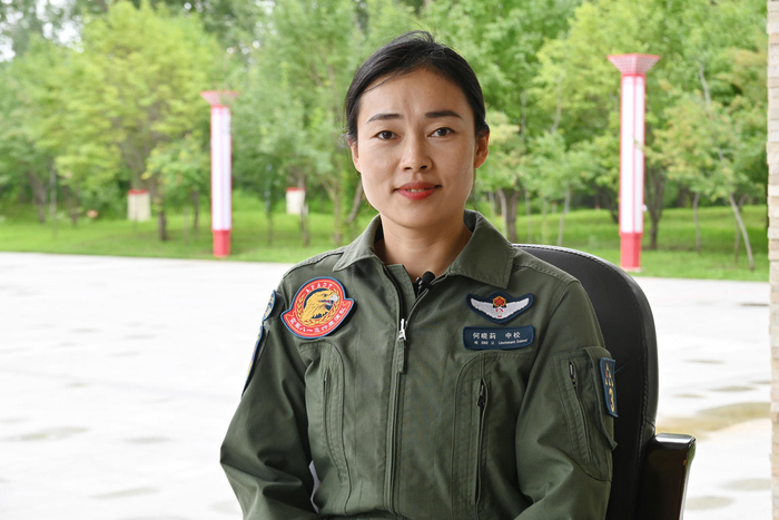 红星专访空军八一飞行表演队飞行员何晓莉我们是传递和平的使者又时刻