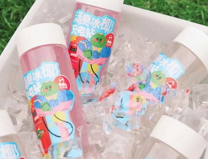 除此之外，就连饮品名、杯套设计、海报概念也颇费心思。