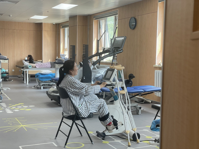 北三医院崇礼院区，患者在接受康复治疗。新京报记者 赵利新 摄