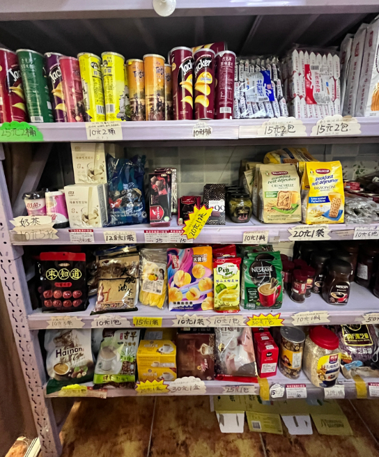 进口食品折扣店的货架上夹杂着“假洋货”