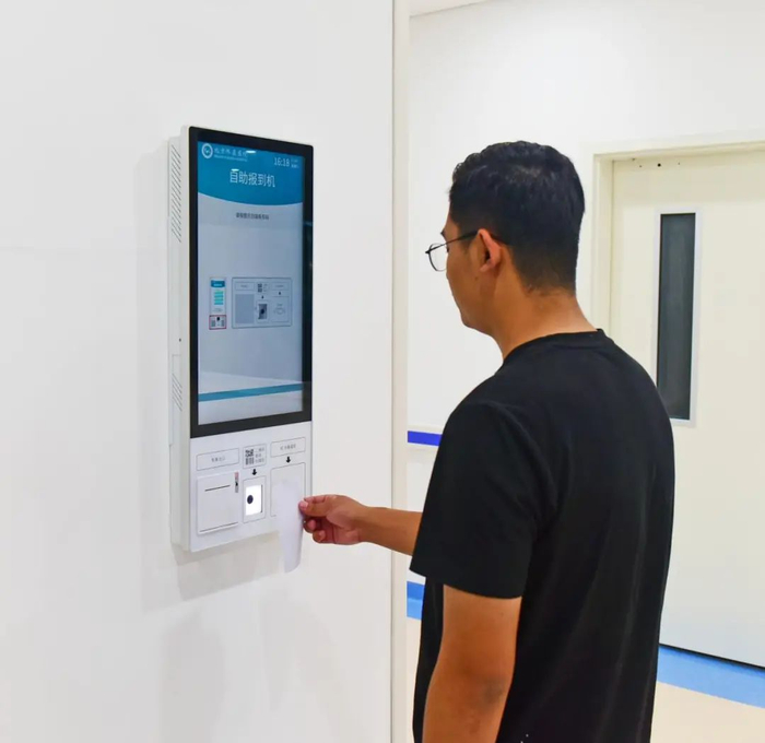       北京怀柔医院二期门诊自助报到机     