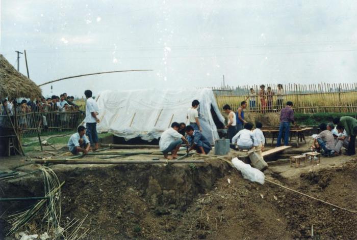　　1986年，考古人员在三星堆考古发掘现场工作。新华社发（三星堆博物馆供图）